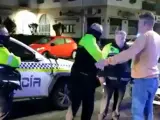 Captura del polémico vídeo en el que un policía local de Jerez propina un porrazo a un joven.