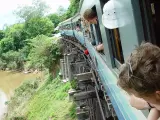 Imagen del 'tren de la muerte' que une Tailandia y Birmania en 2014, a su paso por el río Khwae.