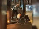 Un conductor impide entrar al bus a una persona en silla de ruedas