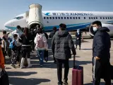 Pasajeros con destino a Beijing embarcan en un avión en el Aeropuerto Internacional Xiamen Gaoqi, China, el 26 de diciembre de 2022.