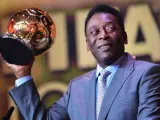 Pelé levanta el Balón de Oro honorífico en 2013.