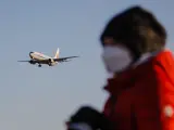 Una pasajera, en una imagen tomada este martes en el aeropuerto de Pekín.