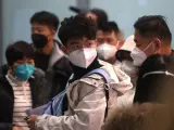 Viajeros procedentes de China aterrizan en un aeropuerto en Mil&aacute;n