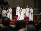 El Papa Francisco, en la Misa de Nochebuena en la Basílica de San Pedro en la Ciudad del Vaticano.