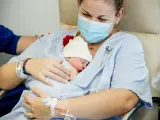 Andrea posa con su hija Iratxe, que ha sido la primera bebé nacida en 2023 en España, en el Hospital Gregorio Marañón.