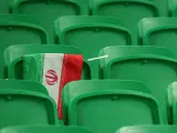 Una bandera iraní en las gradas del estadio Al-Thumama de Qatar.
