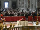 Centenares de personas en la capilla ardiente de Benedicto XVI en la basílica de San Pedro del Vaticano.