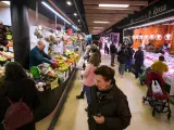 Clientes en un mercado de Burgos, este lunes 2 de enero
