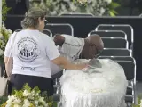 El exfutbolista Serginho Chulapa se despide de Pelé en su velatorio en el estadio del Santos.
