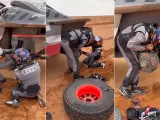 Carlos Sainz y Lucas Cruz trabajan en la reparación de la avería en la tercera etapa del Dakar 2023.