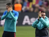 Robert Lewandowski y Xavi Hernández en el entrenamiento del FC Barcelona este lunes.