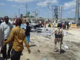 Civiles y miembros de las fuerzas de Somalia tras un atentado de Al Shabaab en Mogadiscio.