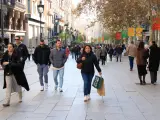 Compradores en el Portal de l'Àngel de Barcelona.