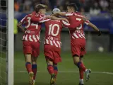 Pablo Barrios, arropado por sus compañeros tras marcar el segundo gol del Atleti en Oviedo.