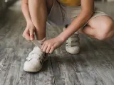 Las zapatillas con velcro son más fáciles de quitar y poner para los más pequeños.