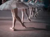 Bailarinas practicando ballet.