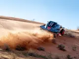 Carlos Sainz atraviesa una duna en la cuarta etapa del Dakar.