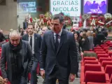 El presidente del Gobierno, Pedro Sáchez, junto al secretario general de UGT, Pepe Álvarez, a su salida de la capilla ardiente.