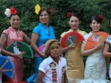 Jóvenes japonesas visitando Coria y luciendo un traje de flamenca.