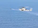 Marines estadounidenses disparan un misil JAGM desde un helicóptero.