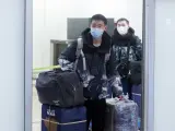 Un pasajero llega al aeropuerto Adolfo Suárez Madrid-Barajas procedente de un vuelo de Chongqing (China).