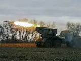 Fuerzas armadas de Ucrania disparando en la frontera con cerca de Bajmut, en la región de Donetsk, este jueves.