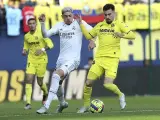 Valverde y Baena disputan un balón durante el Villarreal - Real Madrid.