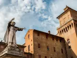 Monumento a Girolamo Savonarola frente al Castillo Estense de Ferrara.