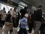 Turistas procedentes de China llegan al Aeropuerto Internacional de Suvarnabhumi, en Tailandia, el 9 de enero de 2023, tras la supresión de las medidas anticovid en China.