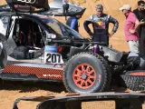 Carlos Sainz durante el proceso de reparación de su coche en la sexta etapa del Dakar 2023.