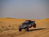Carlos Sainz atraviesa una duna en la sexta etapa del Dakar 2023.