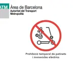 Cartel de la prohibición temporal de patinetes y monociclos eléctricos en el transporte público de Barcelona durante seis meses.