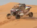 Un competidor del Rally Dakar sortea una duna en el desierto saudí.
