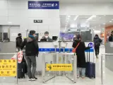Los pasajeros pasan por los procedimientos de entrada en el Aeropuerto Internacional de Shanghái Pudong, en China, el 8 de enero de 2023.