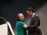 El presidente del Gobierno, Pedro Sánchez, abraza a Pepe Álvarez, secretario general de la UGT.