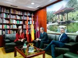 La presidenta Isabel Díaz Ayuso, este miércoles, reunida con el alcalde de Alcobendas, Aitor Retolaza, y el vicealcalde, Rafael Sánchez Acera.