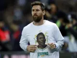 Messi, durante el calentamiento ante el Angers con una camiseta en homenaje a Pelé