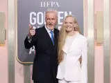 James Cameron y su mujer, Suzi Amis, en los Globos de Oro 2023.