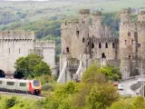 Tren pasando por el Castillo de Conwy.