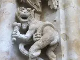 El diablo que come un helado en la catedral de Salamanca lleva medio año con una pata quebrada