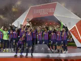 Los jugadores del Barça levantan el trofeo de supercampeones.