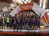 Los jugadores del FC Barcelona celebran con el trofeo la victoria tras la final de la Supercopa de España 2023.
