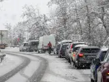 Varios vehículos permanecen parados en la carretera N-330 de acceso al Puerto de Monrepós, principal acceso al Pirineo desde Huesca, a causa de la nieve caída en la región.