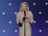 Cate Blanchett, con su galardón en los Critics Choice Awards