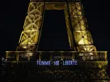 La Torre Eiffel muestra las palabras "Mujer, vida, libertad" en apoyo al pueblo iraní.