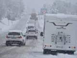 Una fila de coches parados en una carretera nevada, a 16 de enero de 2023, en Huesca, Aragón (España).