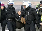 Agentes de Policía desalojan a Greta Thunberg durante la protesta en Lützerath.