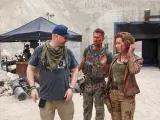Neil Marshall y Charlotte Kirk, junto a Jonathan Howard (centro) en el rodaje de 'La guarida'