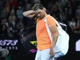 Rafa Nadal, cabizbajo, antes de abandonar la Rod Laver Arena tras salir derrotado en segunda ronda del Open de Australia.