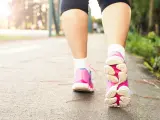 Dar pasos muy grandes no te hace caminar más rápido ni mejor y, de hecho, estarás forzando demasiado las piernas y los pies, aumentando el riesgo de sufrir alguna lesión. Las zancadas deben mantenerse siempre cerca de tu tronco, que es tu centro de gravedad.